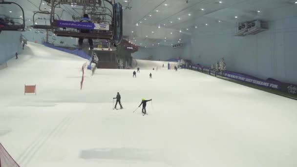 Ski dubai ist ein Indoor-Skigebiet mit 22.500 Quadratmetern Indoor-Skigebiet. — Stockvideo