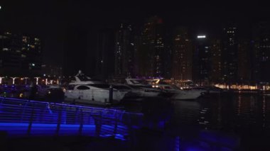 Dubai Yat Limanı Stok görüntüleri video pahalı turist alan Yatlar ile liman gece görünümü