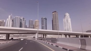 Modern yolun kavşak içinde Dubai Stok görüntüleri video