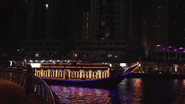 Passeio noturno em um iate através de um canal na área turística caro Dubai Marina imagens de vídeo — Vídeo de Stock