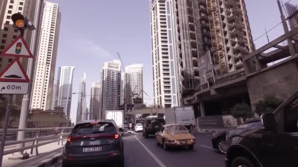 Το ταξίδι στους δρόμους μεταξύ τους ουρανοξύστες από την μοντέρνα περιοχή Ντουμπάι Μαρίνα πλάνα βίντεο — Αρχείο Βίντεο