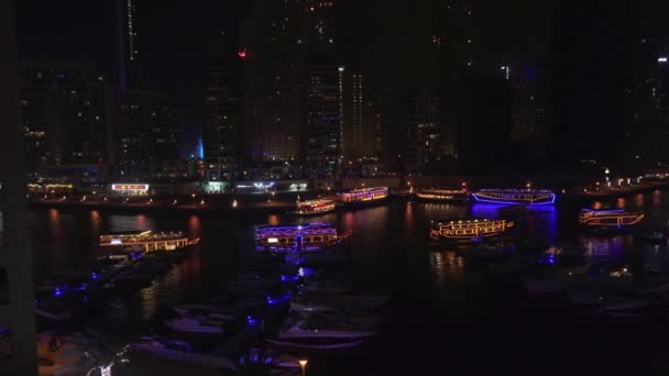 Vista noturna do porto com iates na área turística caro Dubai Marina imagens de vídeo — Vídeo de Stock