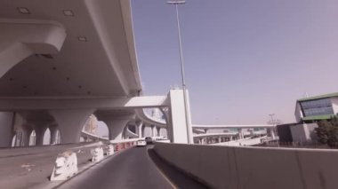 Modern yolun kavşak içinde Dubai Stok görüntüleri video