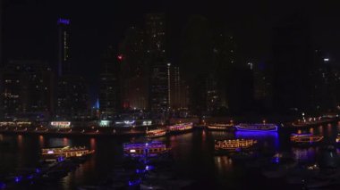 Dubai Yat Limanı Stok görüntüleri video pahalı turist alan Yatlar ile liman gece görünümü