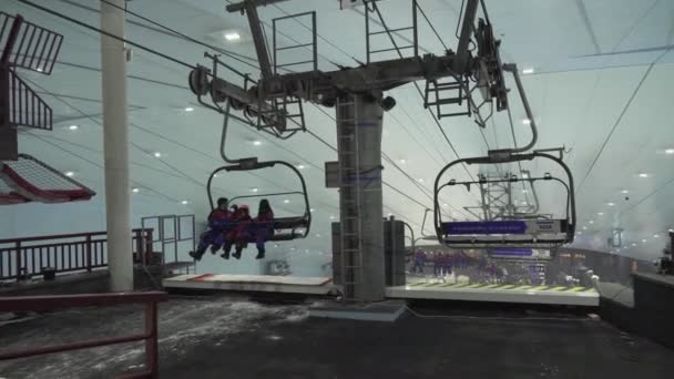 スキー ・ ドバイは屋内スキー場エリアのストック映像ビデオの 22,500 平方メートルの屋内スキー リゾートです。 — ストック動画
