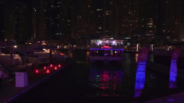 Dubai Yat Limanı Stok görüntüleri video moda turist çevrenin gece görünümü — Stok video