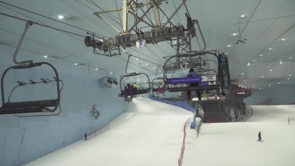 Ski Dubai est une station de ski intérieure avec 22,500 mètres carrés de domaine skiable intérieur stock footage video — Video
