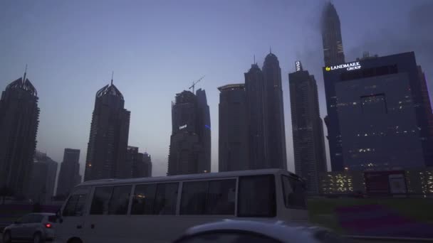 Uitzicht op de wolkenkrabbers van Dubai Marina stock footage video avond — Stockvideo