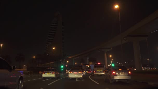 Ночное дорожное движение на дорогах Дубая — стоковое видео