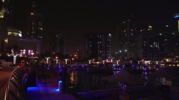 Vista nocturna del puerto con yates en la cara zona turística Dubai Marina material de archivo de vídeo — Vídeo de stock