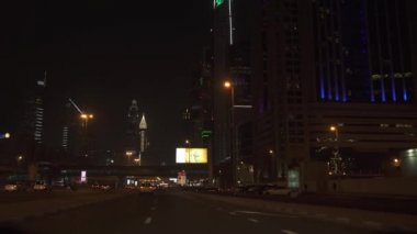 Gece trafik Dubai Stok görüntüleri video yollarda