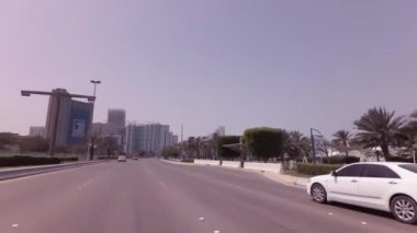 Abu Dabi şehir Stok görüntüleri video içinde yollarda araba ile gitmek