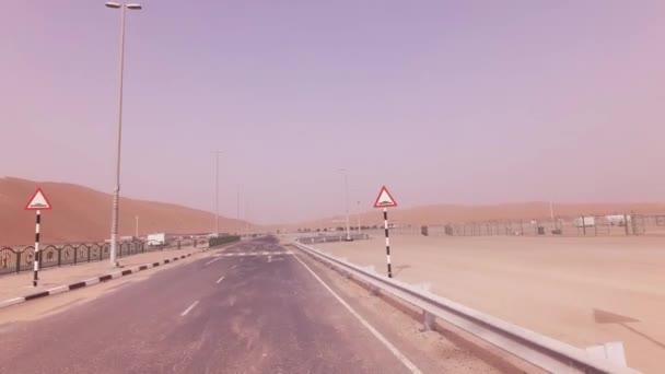 Infraestructura para competiciones cerca de las arenas de la duna Moreeb en Rub al Khali video de imágenes del desierto — Vídeo de stock