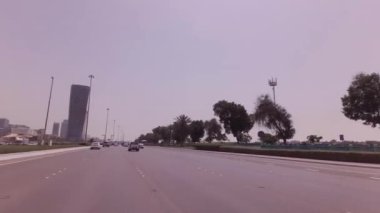 Abu Dabi şehir Stok görüntüleri video içinde yollarda araba ile gitmek