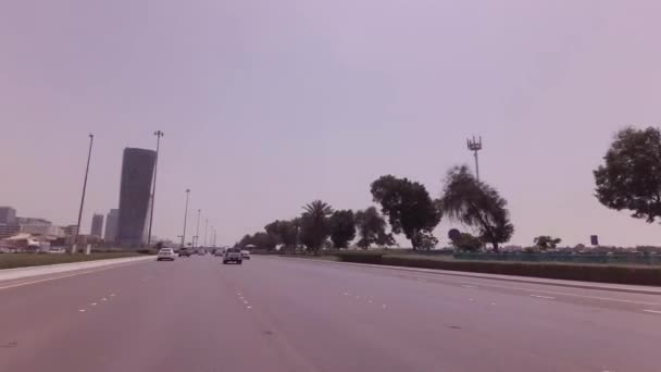 Viaje en coche por las carreteras de la ciudad de Abu Dhabi material de archivo de vídeo — Vídeo de stock