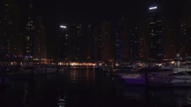 Dubai Yat Limanı Stok görüntüleri video pahalı turist alan Yatlar ile liman gece görünümü