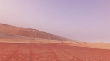 Rub al hali Stok görüntüleri video çöl kumları üzerinde bir off-road araç üzerinde seyahat