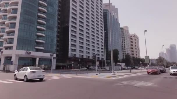 Reizen met de auto op de wegen in de stad van Abu Dhabi stock footage video — Stockvideo