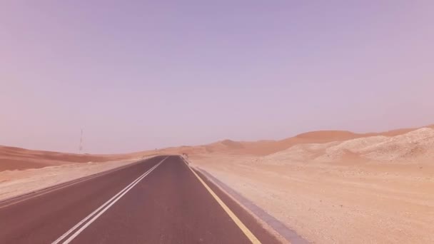 Nieuwe weg van Oasis Liwa naar Moreeb Duin in de Rub al Khali woestijn stock footage video — Stockvideo