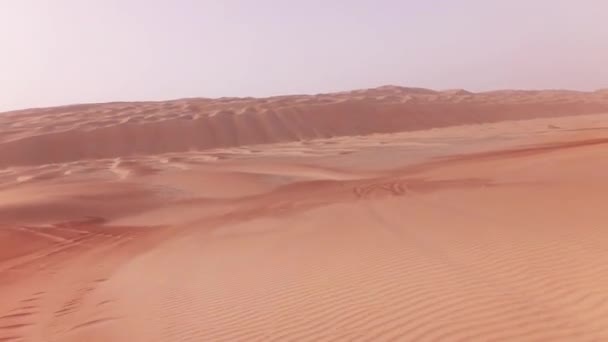 Reisen in einem Geländewagen auf dem Sand der Rub al-Khali Wüste Stock Footage Video — Stockvideo