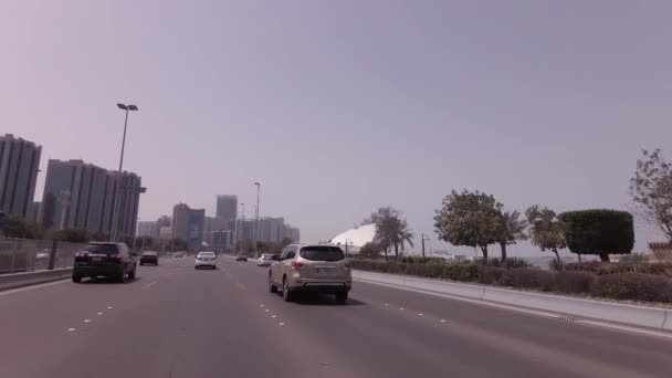 Viajar de carro nas estradas da cidade de Abu Dhabi stock footage vídeo — Vídeo de Stock