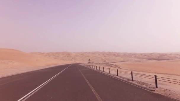 Nya vägen från Oasis Liwa till Moreeb Dune i Rub al Khali öknen arkivfilmer video — Stockvideo