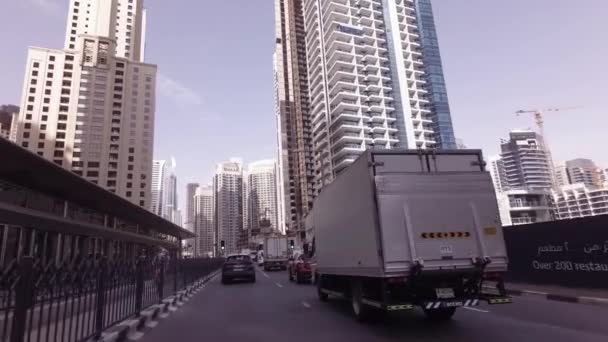 Το ταξίδι στους δρόμους μεταξύ τους ουρανοξύστες από την μοντέρνα περιοχή Ντουμπάι Μαρίνα πλάνα βίντεο — Αρχείο Βίντεο