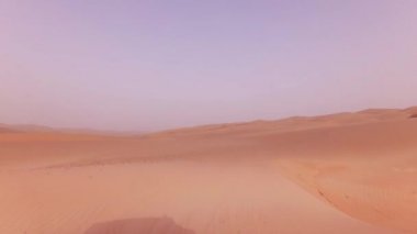 Rub al hali Stok görüntüleri video çöl kumları üzerinde bir off-road araç üzerinde seyahat