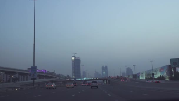 Tráfico nocturno en el vídeo de imágenes de Sheikh Zayed Road — Vídeos de Stock