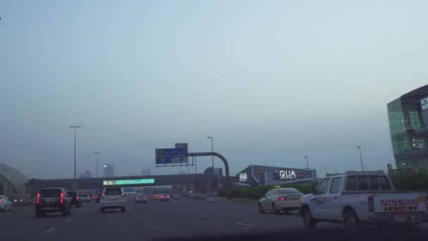 Sheikh Zayed Road Stok görüntüleri video trafik akşam — Stok video