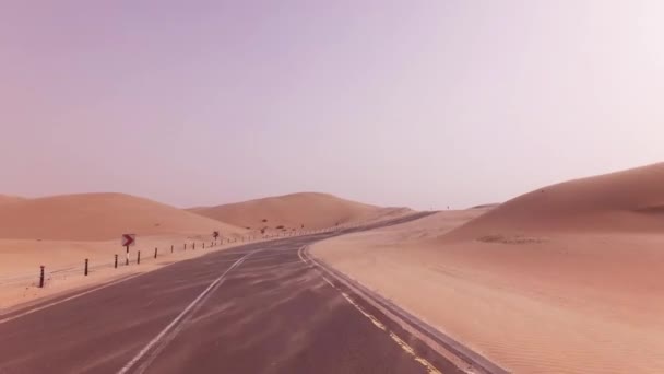 Nya vägen från Oasis Liwa till Moreeb Dune i Rub al Khali öknen arkivfilmer video — Stockvideo