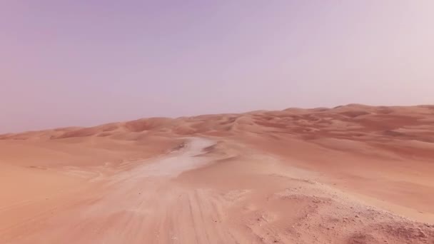 Reisen in einem Geländewagen auf dem Sand der Rub al-Khali Wüste Stock Footage Video — Stockvideo