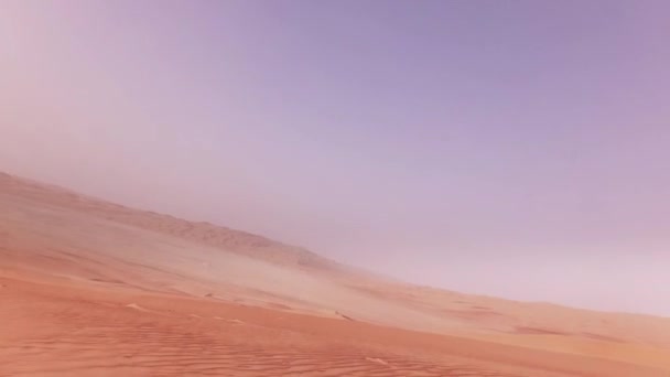 ルブアルハリ砂漠のストック ビデオ ビデオの砂の上のオフロード車で旅行 — ストック動画