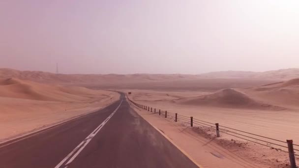 Nieuwe weg van Oasis Liwa naar Moreeb Duin in de Rub al Khali woestijn stock footage video — Stockvideo