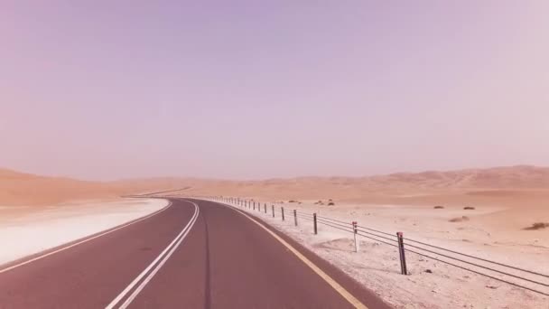 Nova estrada de Oasis Liwa para Moreeb Dune no deserto de Rub al Khali imagens de vídeo — Vídeo de Stock