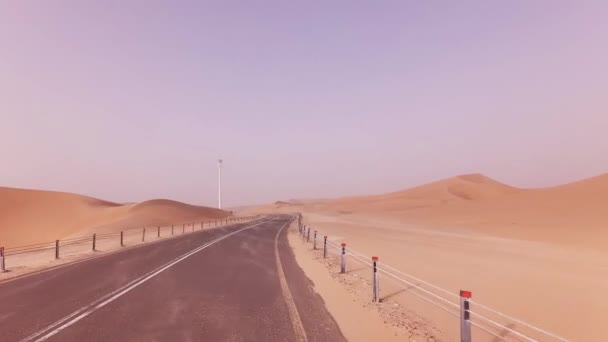 Nya vägen från Oasis Liwa till Moreeb Dune i Rub al Khali öknen arkivfilmer video — Stockvideo