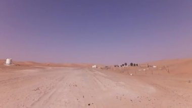 Rub al hali Stok görüntüleri video çöl kumları deve çiftlikte