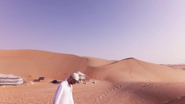 Zeltplatz für Touristen auf dem Sand der Rub al-Khali Wüste Stock Footage Video — Stockvideo