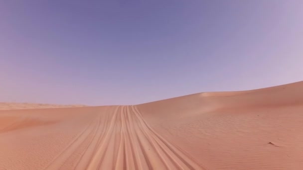 Reisen in einem Geländewagen auf dem Sand der Rub al-Khali Wüste Stock Footage Video — Stockvideo