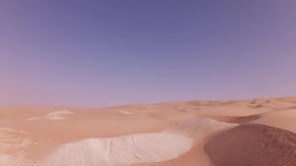 Viajando en un coche todoterreno en la arena de Rub al Khali video de imágenes del desierto — Vídeos de Stock