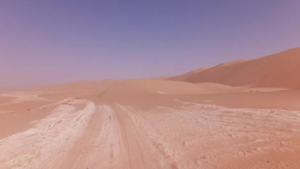 Oude auto schroot op het zand van de Rub al Khali woestijn stock footage video — Stockvideo