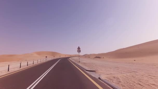 Nova estrada de Oasis Liwa para Moreeb Dune no deserto de Rub al Khali imagens de vídeo — Vídeo de Stock