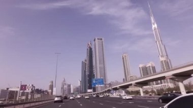 Araba gezisi Downtown Dubai Stok görüntüleri video içinde gökdelenler ile Şeyh Zayed yolu üzerinde