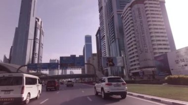 Finansal iş merkezi Downtown Dubai Stok görüntüleri video içinde ünlü gökdelenler ile Şeyh Zayed yolu üzerinde Metro İstasyonu