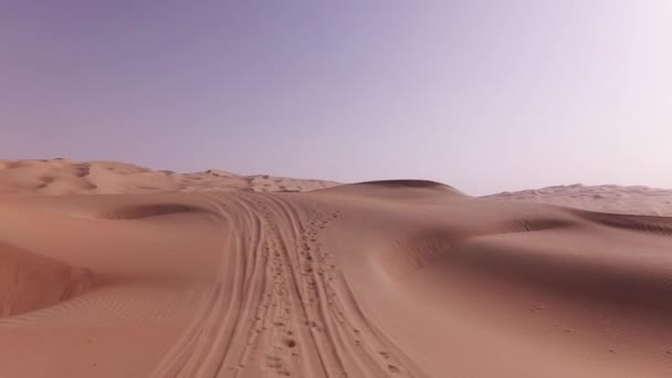 汽车旅行在美丽的沙丘在摩擦 al Khali 沙漠股票录像视频 — 图库视频影像