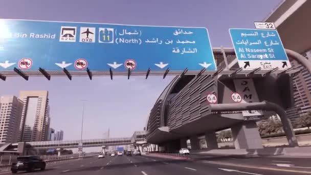 Station van de metro op de Sheikh Zayed Road in Dubai, stock footage video — Stockvideo
