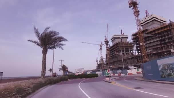 Construction d'hôtels modernes sur l'archipel artificiel Palm Jumeirah stock footage video — Video