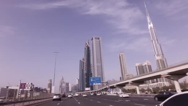 Autofahrt auf der Scheich-Zayed-Straße mit Wolkenkratzern in der Innenstadt von Dubai Stock Footage Video — Stockvideo