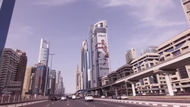 Scheich-Zayed-Straße mit berühmten Wolkenkratzern im Finanzzentrum der Innenstadt von Dubai Stock Footage Video — Stockvideo