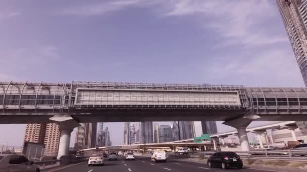 Mehrstöckige Straßenkreuzungen auf der Scheich-Zayed-Straße in der Innenstadt Stock Footage Video — Stockvideo